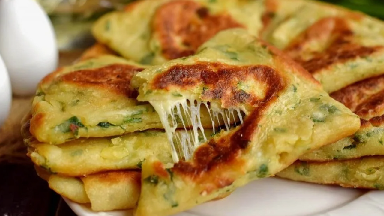 Бросаем на сковородку и жарим до румяности. 