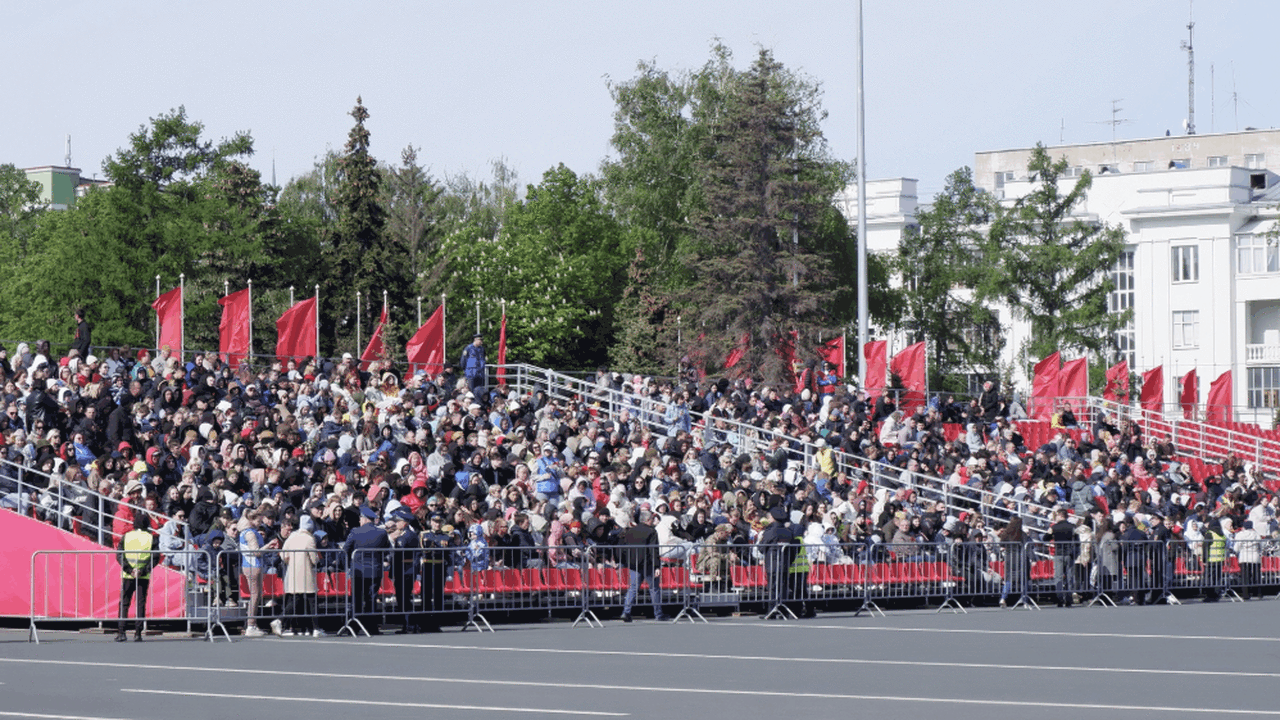 На площади Куйбышева в Самаре начали разбирать ...