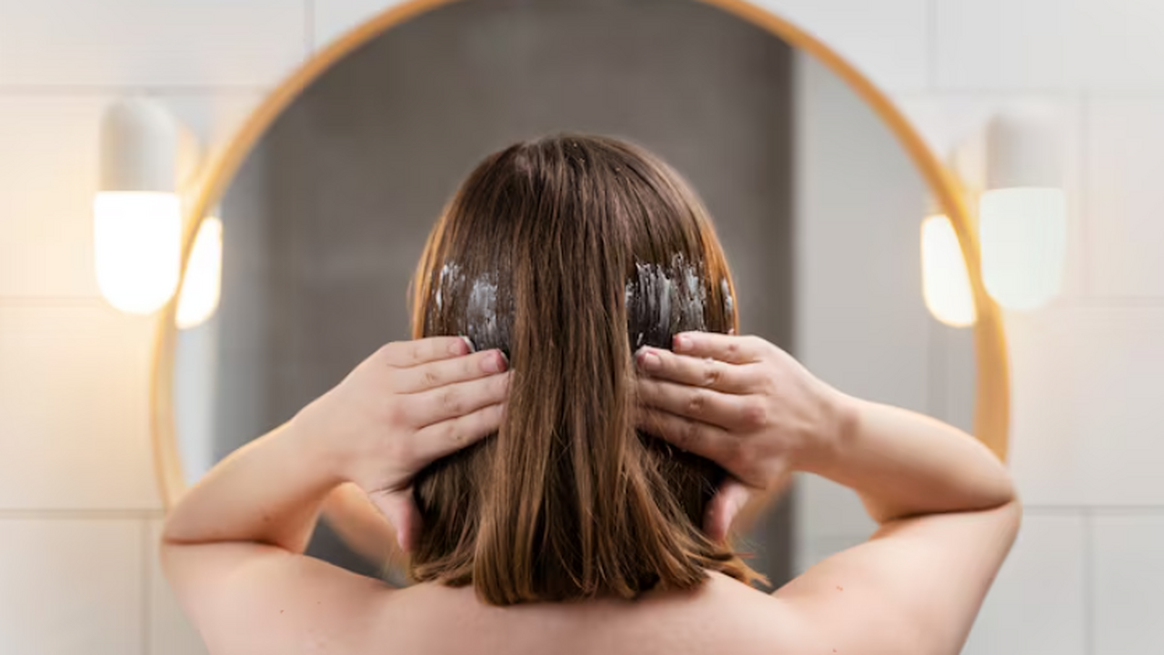 Волосы больше не выпадают клоками: осенью использую лишь 1 натуральный продукт — никак не нарадуюсь своей густой шевелюре Как спасти волосы зимой: трихологи советуют исп...