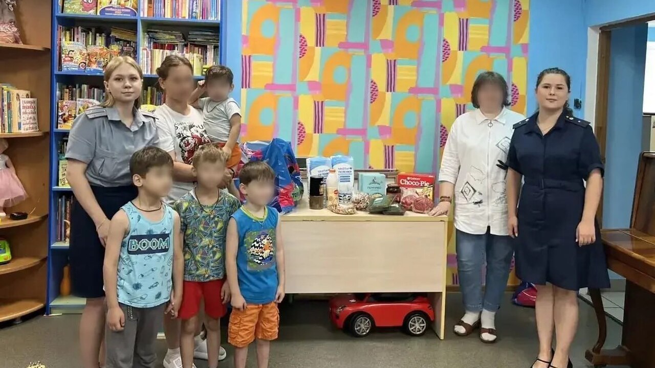 Сотрудники УИИ в Самаре оказали помощь семьям в трудной жизненной ситуации Они передали гуманитарную помощь и предметы пер...