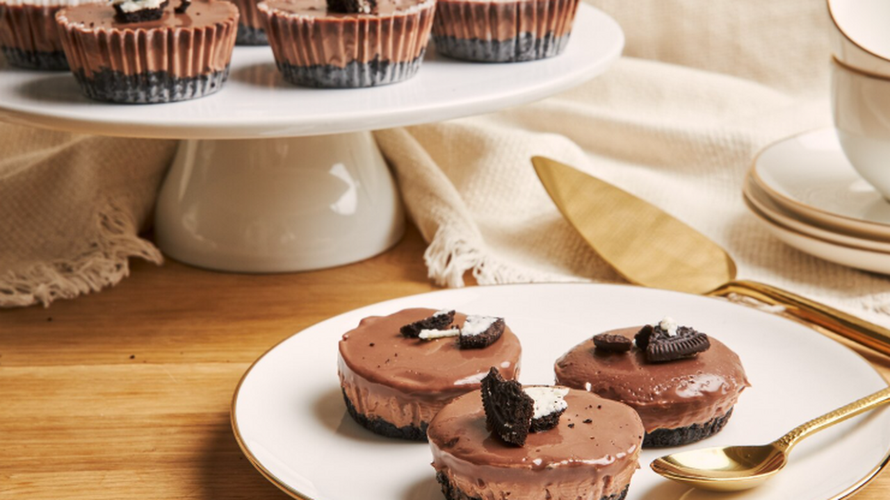 Смешиваю 2 наипростейших ингредиента: через полчаса пышненькие шоколадные пирожные с какао уже готовы — очень просто и вкусно Если вы ищете простой, но эффектный десерт к ча...