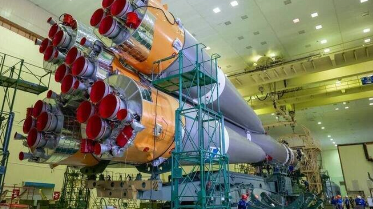 На космодроме Байконур проводится подготовка к ...