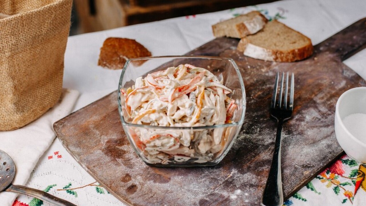 Салат с крабовыми палочками, плавленым сыром и ...