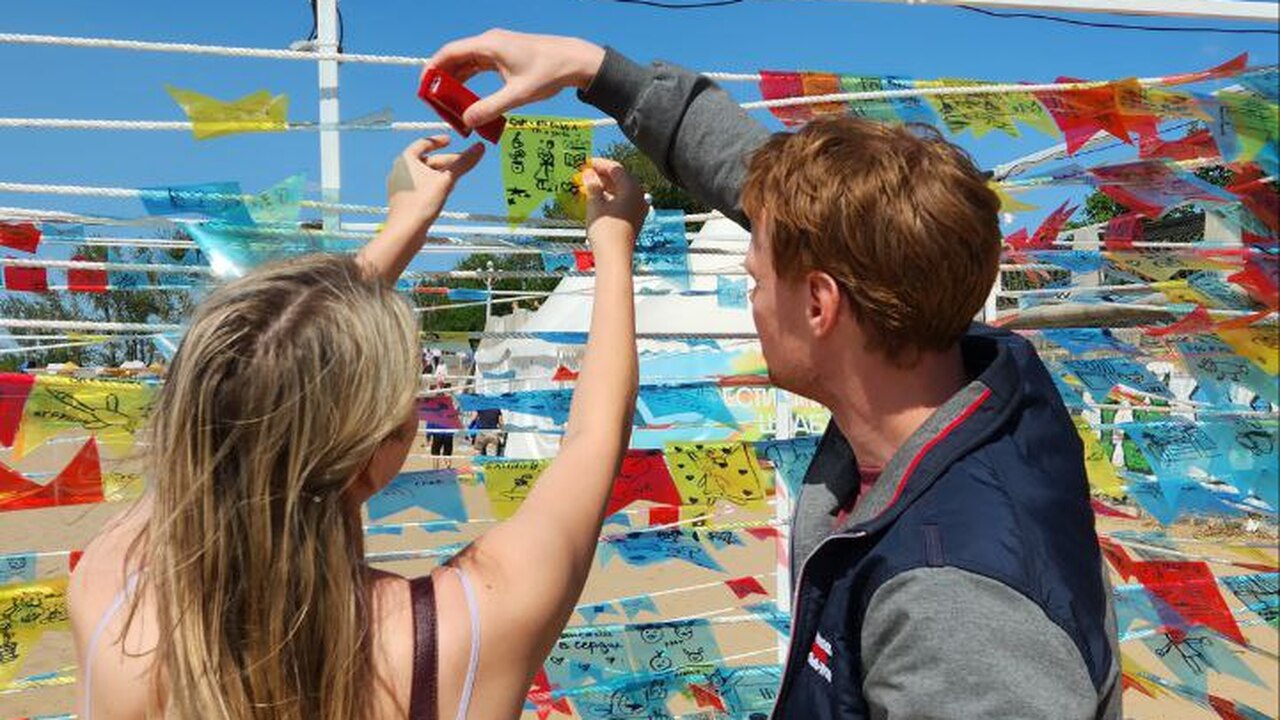 Вместо «не за что» скажите «пожалуйста» или «мн...