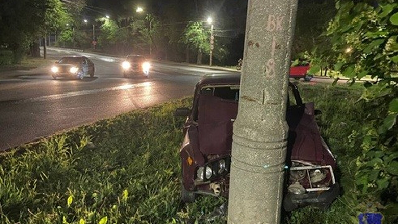 В Самаре водитель ВАЗ‑2106 не справился с управлением и врезался в столб По информации, полученной от сотрудников Госавт...