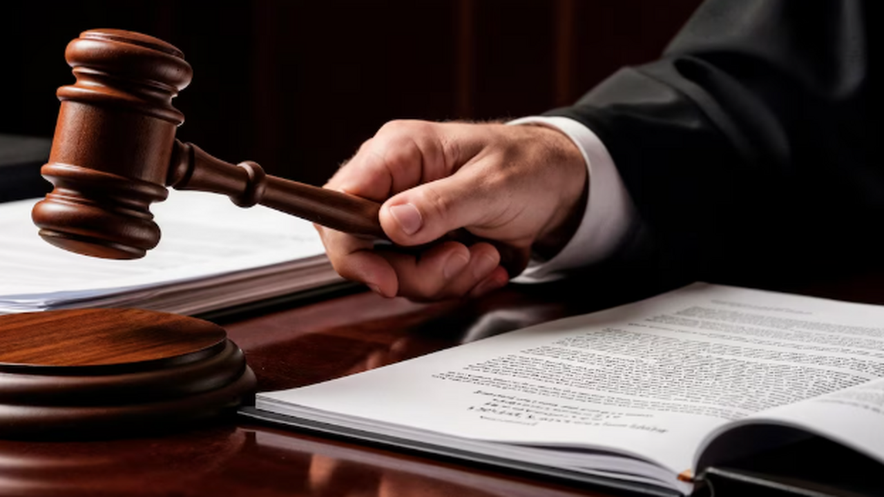 Мужчина, осуществлявший трудовую деятельность н...