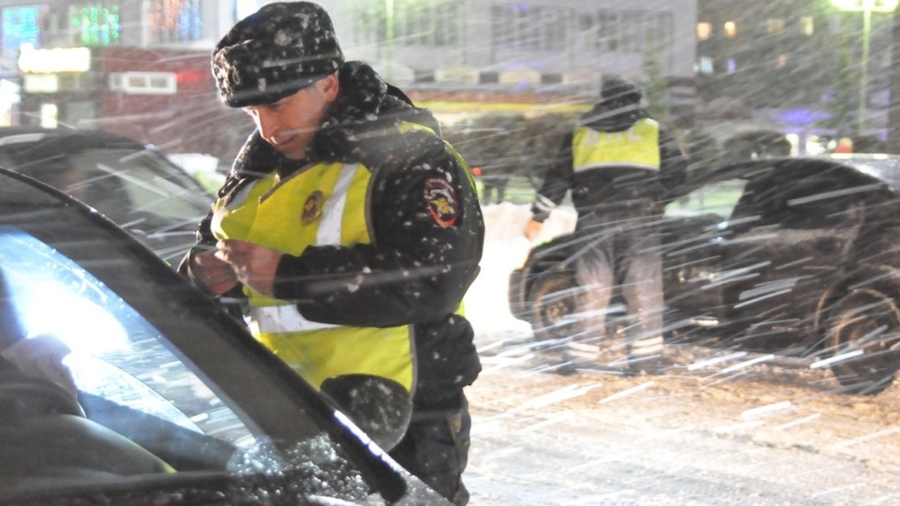 Вопрос окончательно закрыт: что нужно делать, если инспектор ГАИ требует дать ему мобильный телефон для осмотра - как не нарваться на проблемы Требуют ли вас инспекторы ГИБДД показать личный...