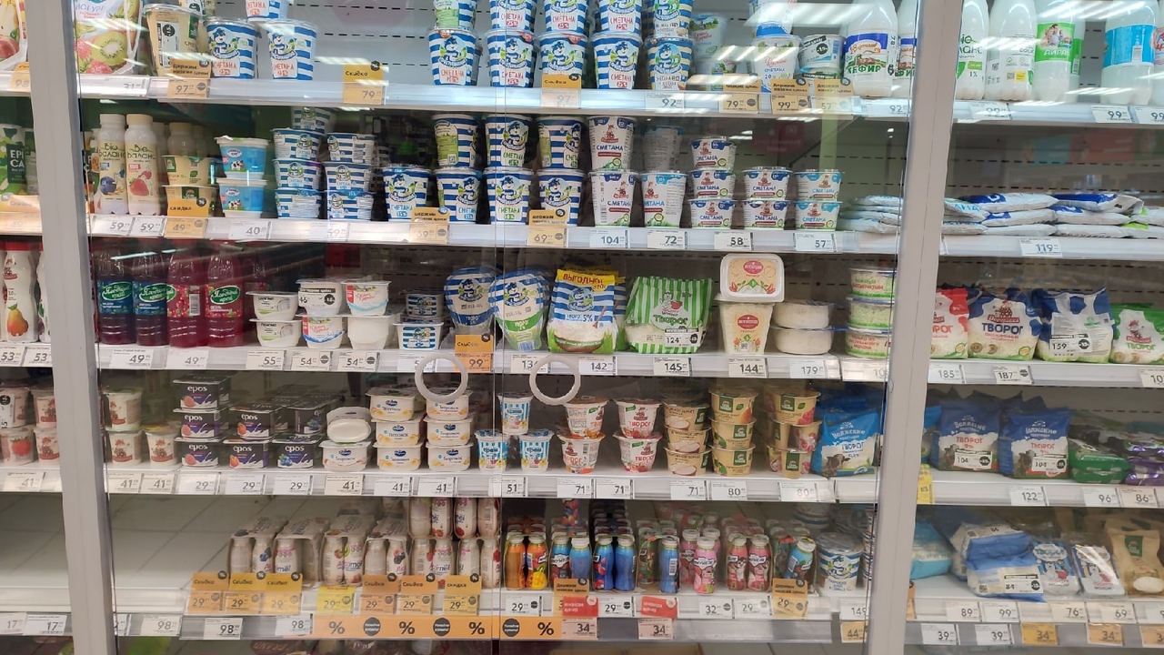 Крышечки от сметаны на первый взгляд кажутся ме...