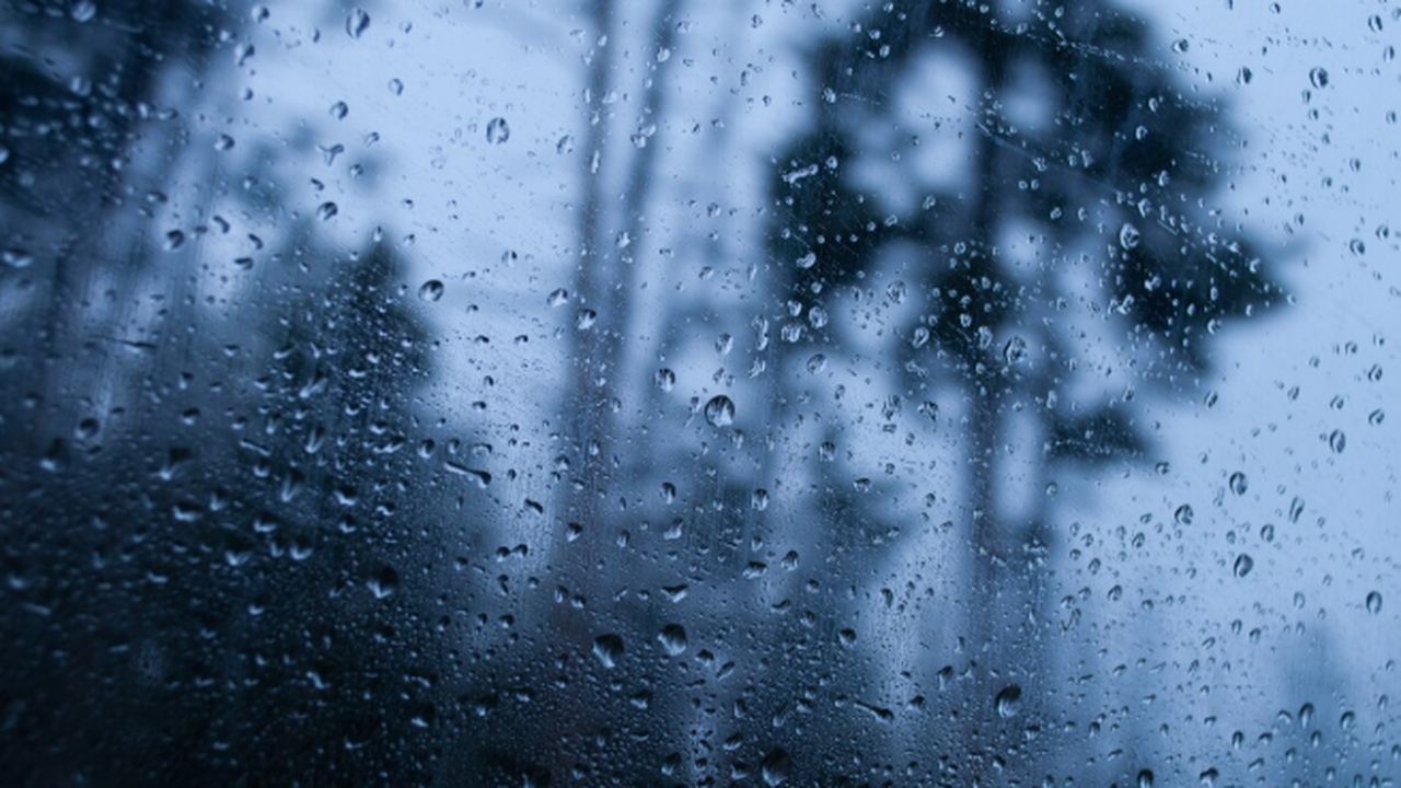 После сильного дождя самарская улица Физкультурная превратилась в реку В ночь на 13 апреля в городе Самаре в результат...