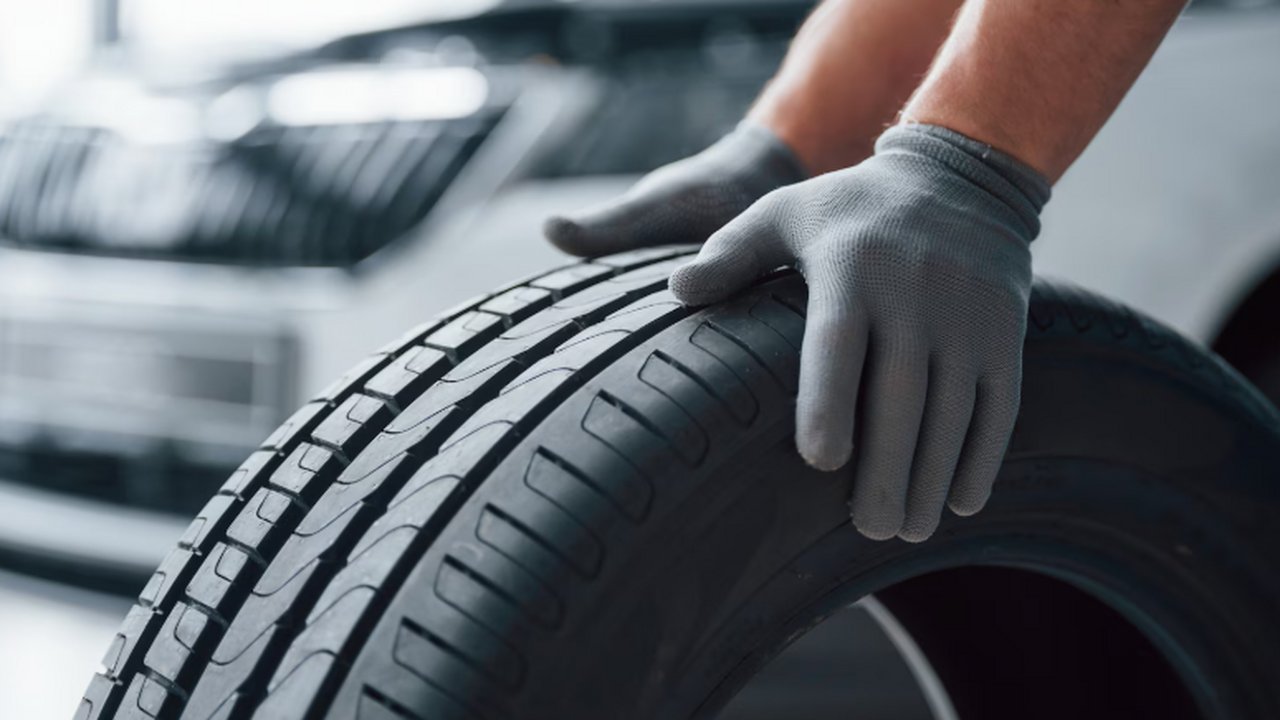 Проверки шин начались по всей РФ – ГИБДД следит: что грозит автомобилистам С начала 2026 года в России Госавтоинспекция (Г...