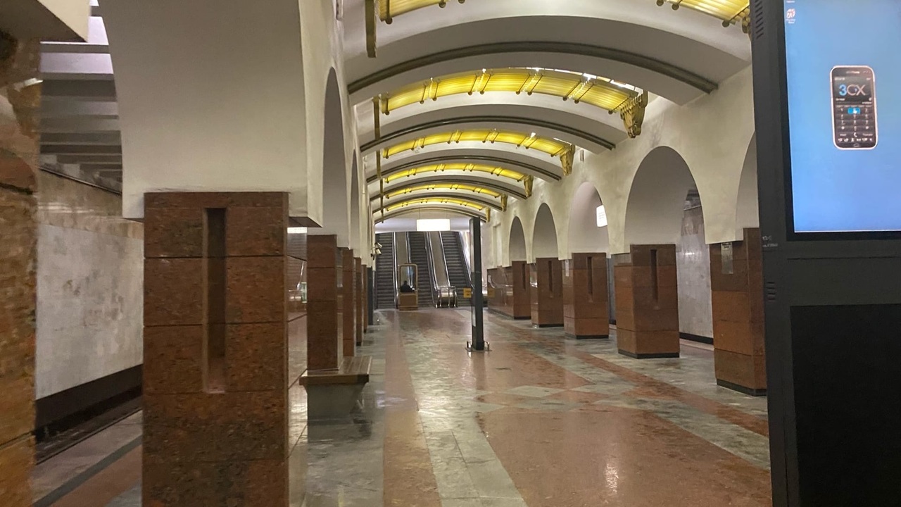 На станции метрополитена «Театральная» в городе...