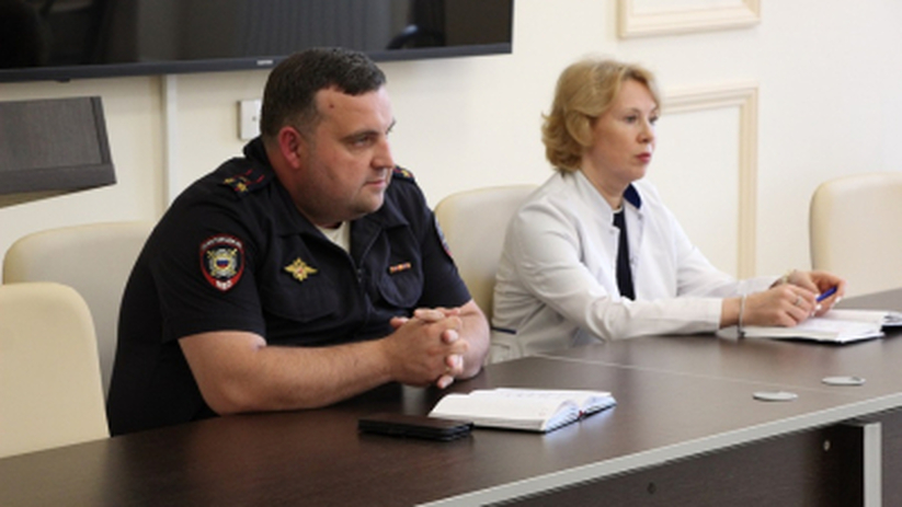 В Самаре начальник Управления по борьбе с противоправным использованием информационно-коммуникационных технологий, в рамках Всероссийской информационной компании "В безопасности", побеседовал с медицинскими работниками по поводу кибербезопасности Михаил Иванча призвал слушателей использовать с...