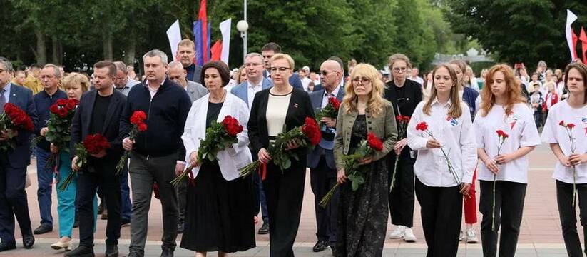 Елена Лапушкина возложила цветы к Вечному огню в Парке Победы