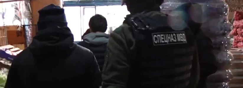 В Самаре в октябре 2022 года спецназ задержал 32 незаконно работающих на рынке мигранта