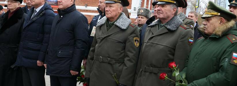 В Самаре открыли мемориальную доску командующему Парадом 1941 года генералу Пуркаеву