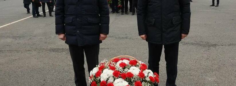 Игорь Комаров и губернатор Дмитрий Азаров возложили цветы к памятному знаку «Памяти Парада 7 ноября 1941 года в Куйбышеве» в Самаре