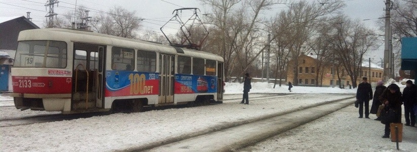 В Самаре жители пожаловались на заснеженные остановки и трамвайные пути в ноябре 2022 года