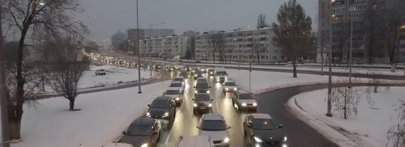 В Самаре видеоблогер показал видео пробки на новой развязке на ул. Ново-Садовой