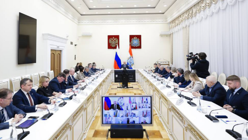 На оперативном совещании губернатор Вячеслав Фе...