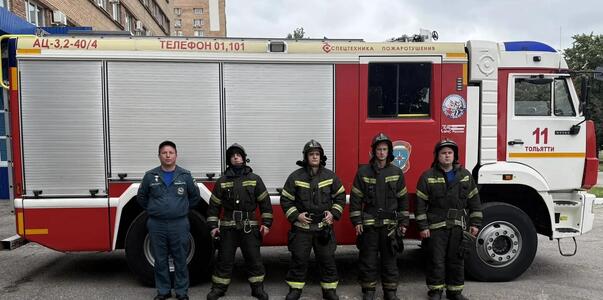 Тольяттинские пожарные вынесли из горящего дома...