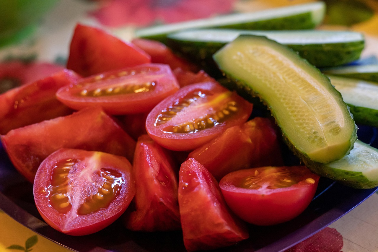  Огурцы с томатами «стонут» по этой подкормке: 3 ложки на ведро — и огород утонет в сладких крупных плодах 