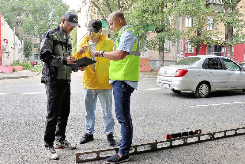  Специалисты и общественники следят за реализацией нацпроекта "Безопасные качественные дороги" на улице Елизарова в Самаре" 