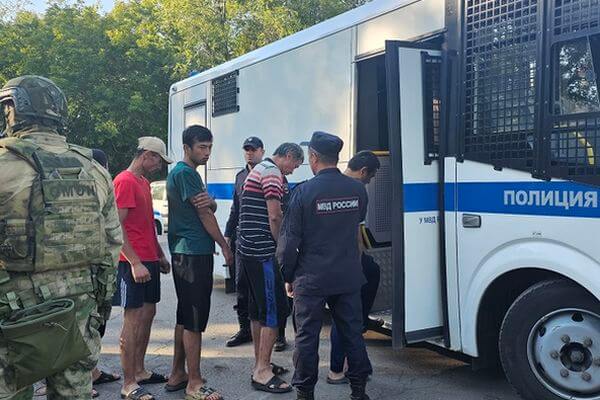  В Самаре правоохранители на Солнечном рынке нашли 30 нарушителей среди мигрантов 