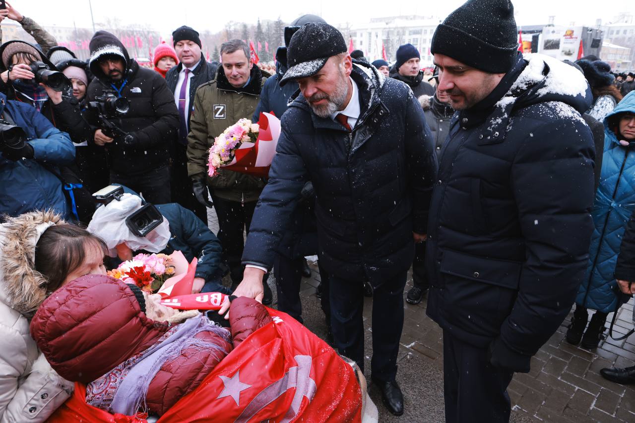  В. Федорищев поблагодарил 100-летнего ветерана ВОВ В. Сидоршину на Параде памяти 