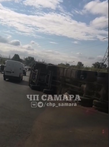  В Самаре в пятницу, 26 июля, на Ракитовском шоссе перевернулся самосвал 