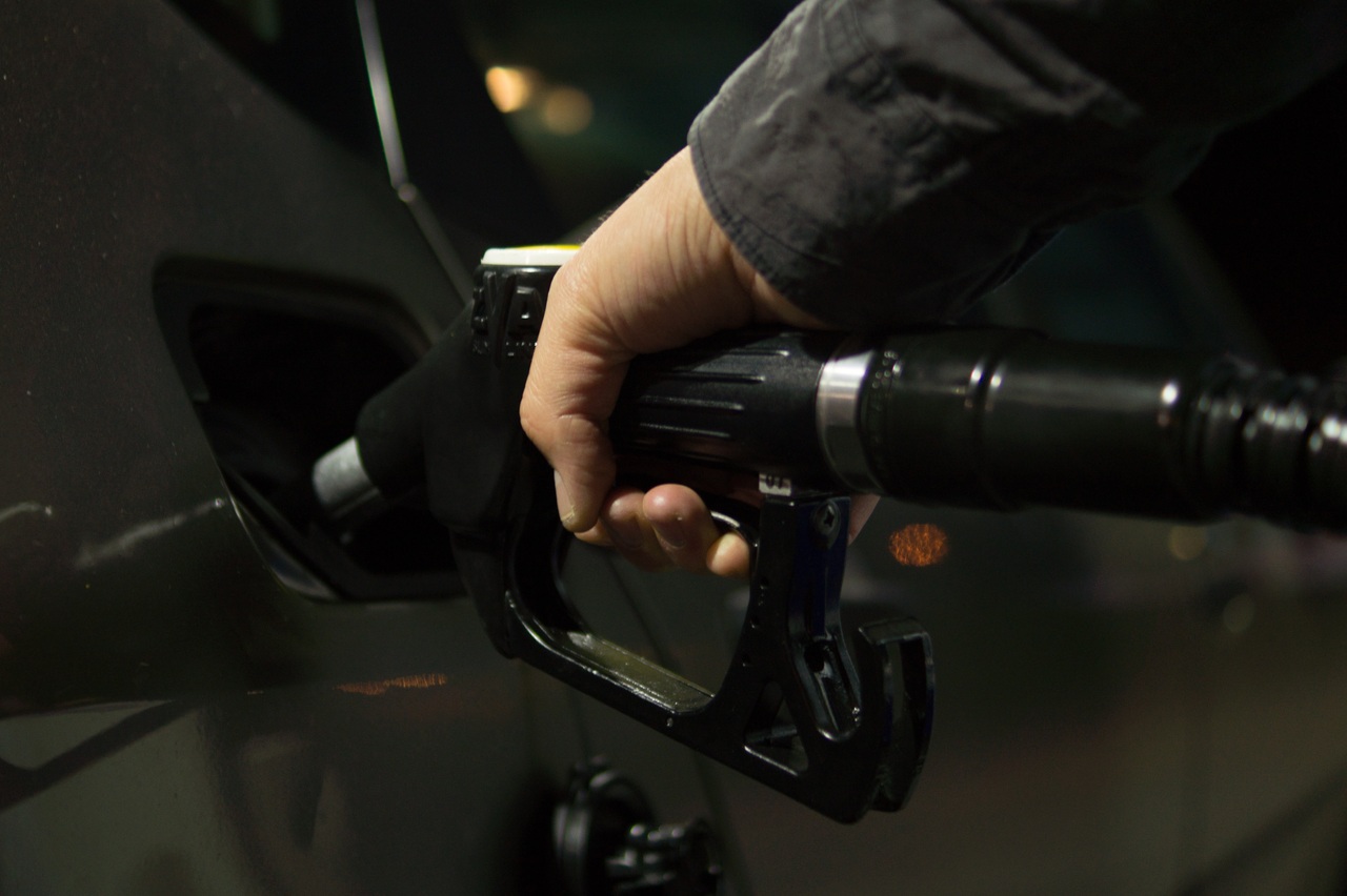  Цены на бензин пробили потолок: глаза на лоб полезут от новых цифр 