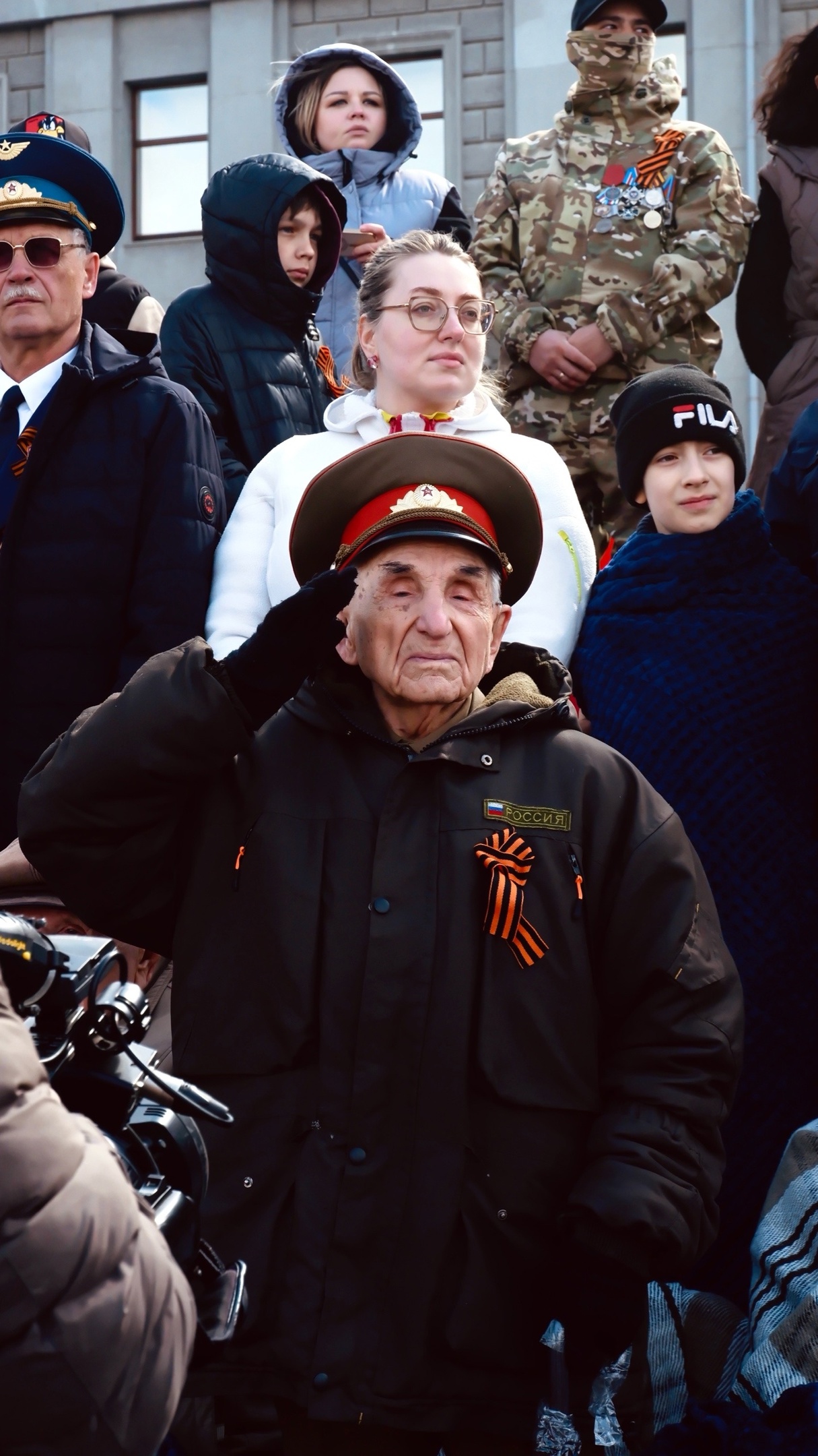  Хор жён героев, легендарный Т-34 и строгий контроль: фоторепортаж с парада Победы в Самаре 
