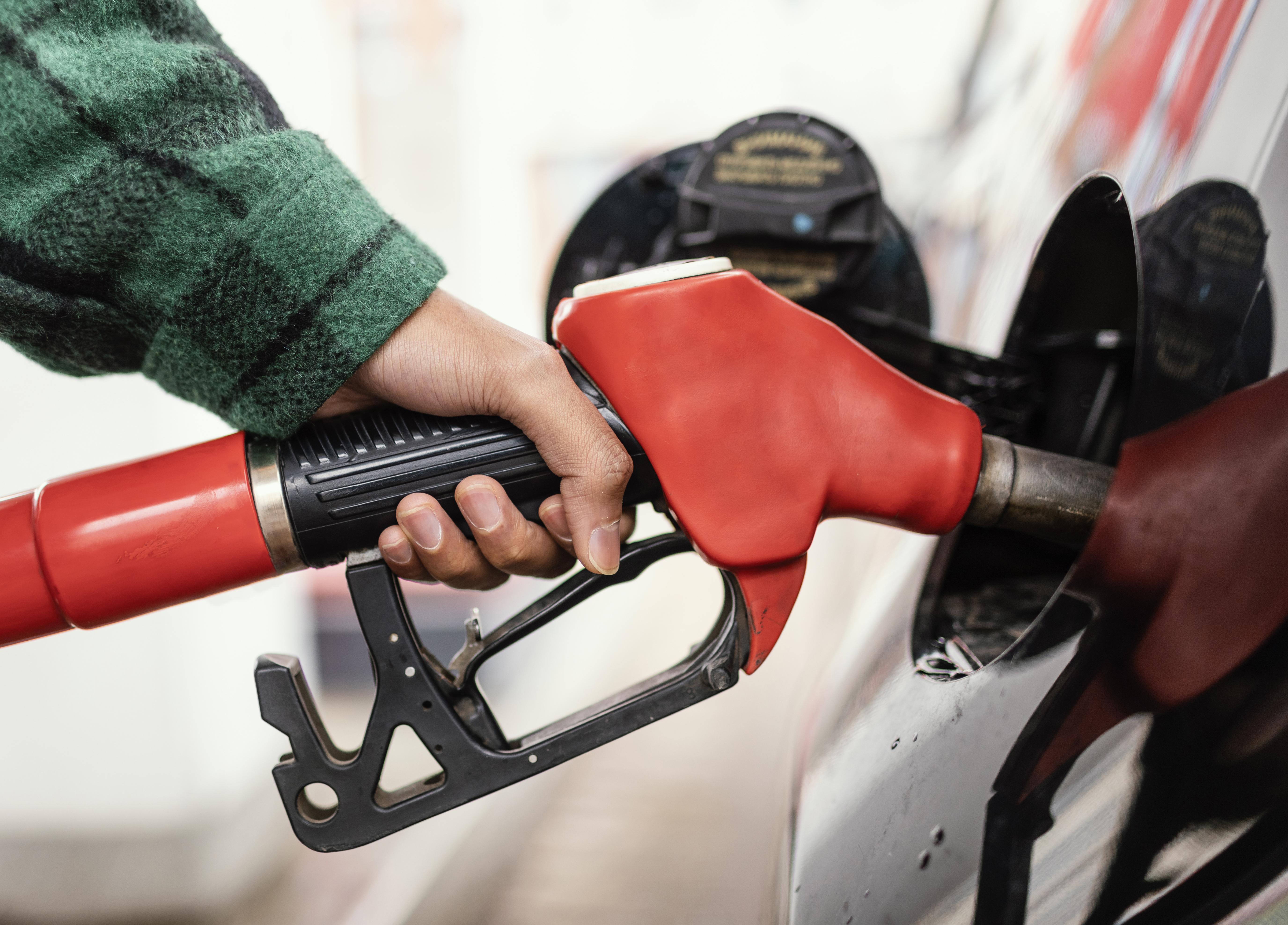  Цены пойдут вниз: правительство готово принять окончательное решение по бензину — дальше ждать нельзя 