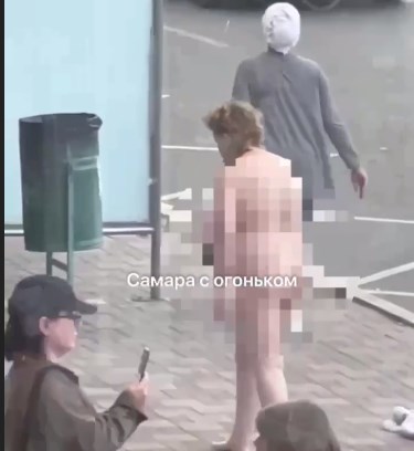  Жители Самары заметили на ул. Аэродромной около ТЦ «Аврора» голую женщину 