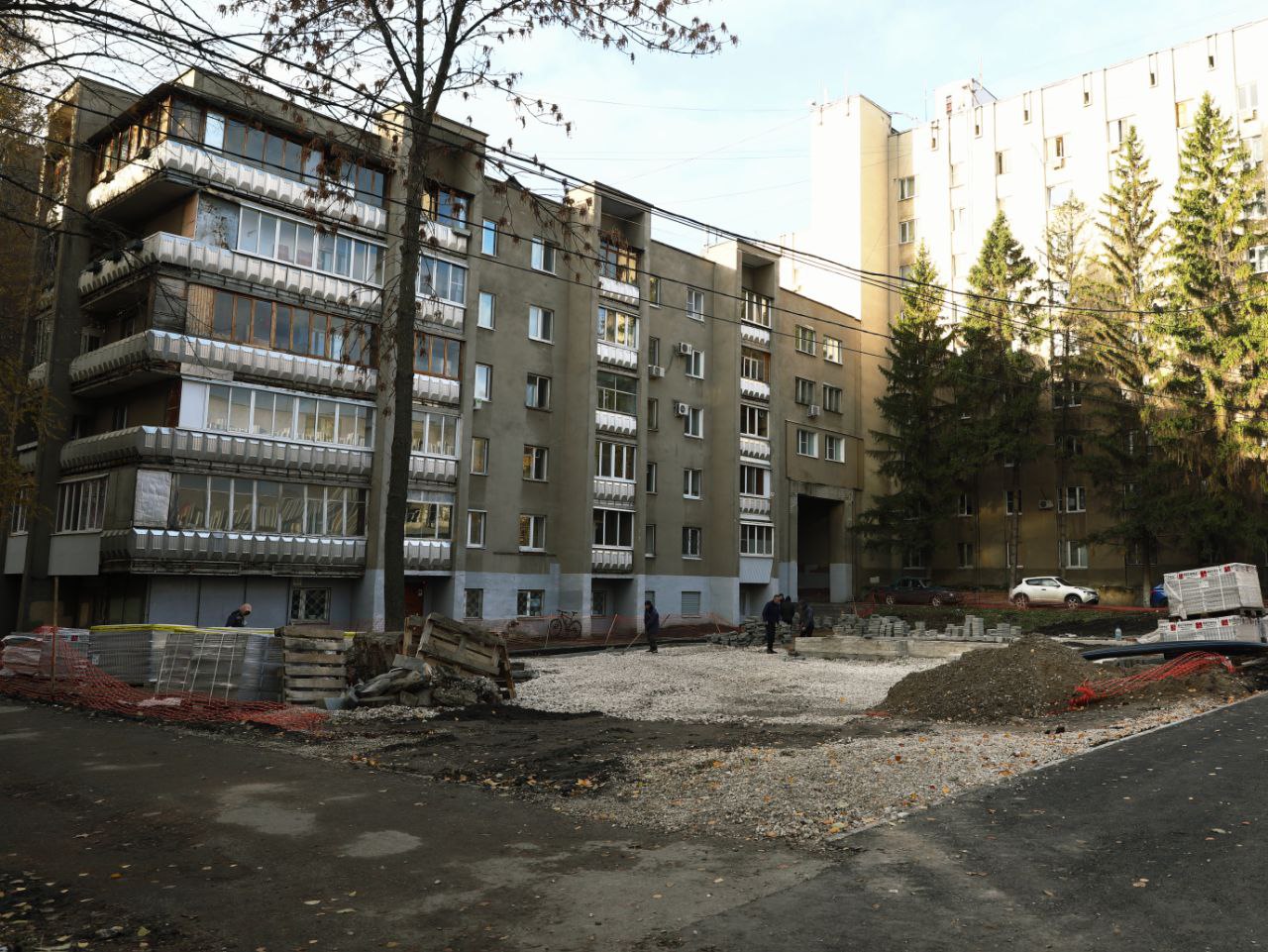  В Самаре в сквере имени В. Чудайкина укладывают плитку и монтируют освещение 