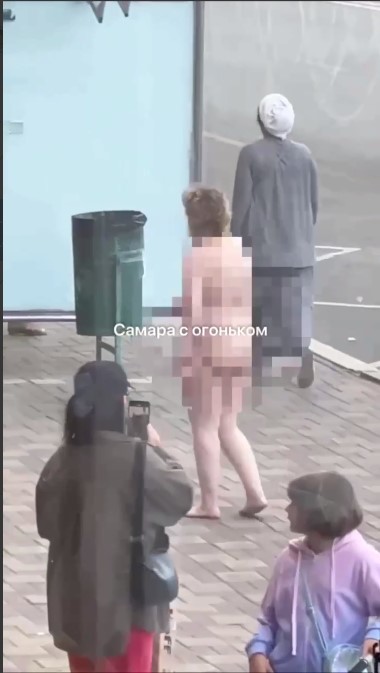  Жители Самары заметили 23 июля на улице около ТЦ «Аврора» голую женщину 