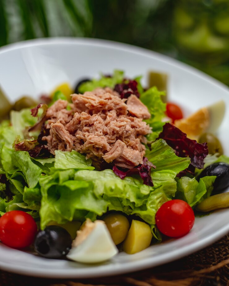  Изумительно легкий салат без майонеза с тунцом и зеленью: вскусно, полезно и очень быстро 