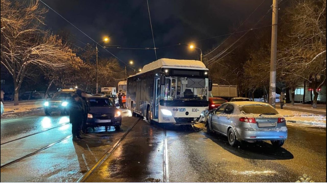  В Самаре автобус столкнулся с двумя легковушками «Шевроле», пострадали дети 