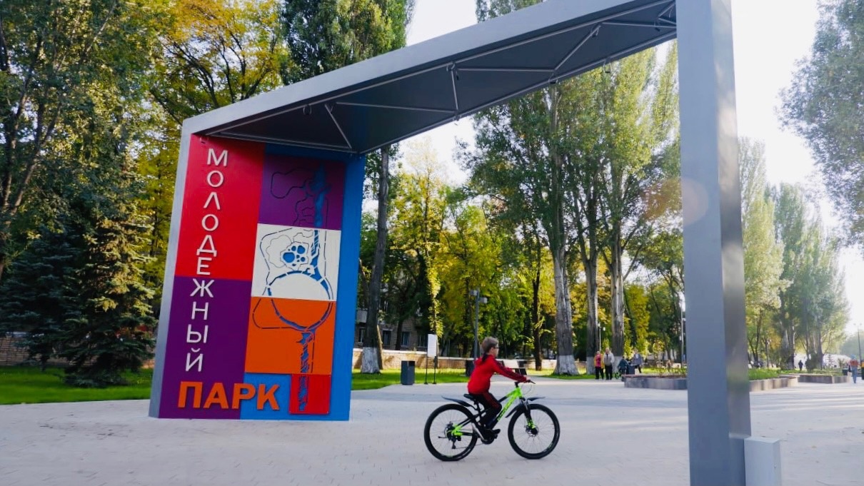  Релакс-зона, теннисный корт и детская эко-площадка: показываем, как выглядит обновленный Молодёжный парк 