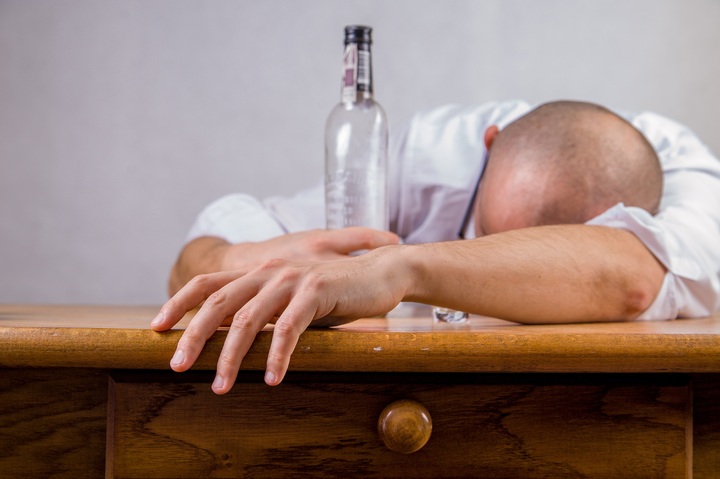  Статистика пугает: нарколог рассказала, на сколько лет сокращается жизнь человека из-за употребления алкоголя 