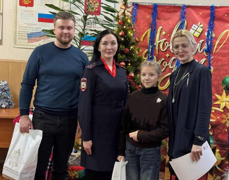  В Самарской области полицейские с общественниками в рамках Всероссийской акции МВД «Полицейский Дед Мороз» поздравили ребят с новогодними праздниками 