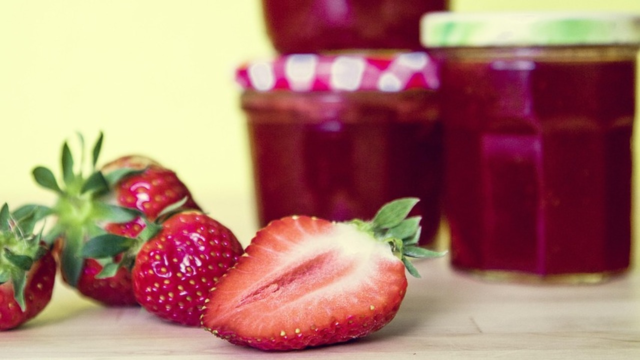  Клубничное варенье больше не варю, а жарю на сковороде — аромат стоит на весь дом, зимой вкус один в один как с нашего огорода 