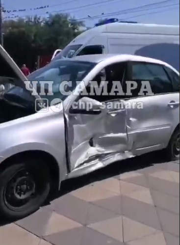  После аварии на ул. Аврора в Самаре машину вынесло на пешеходную зону 