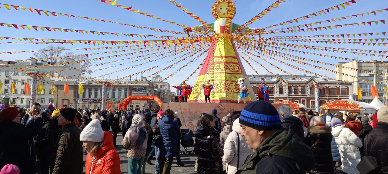  2 марта на площади Куйбышева в Самаре проходит празднование проводов зимы 