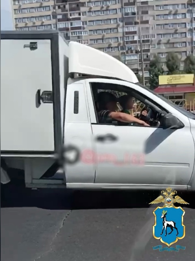  Сотрудники полиции привлекли к ответственности жителя города Тольятти, который перевозил пятилетнего ребенка, держа его на руках. 