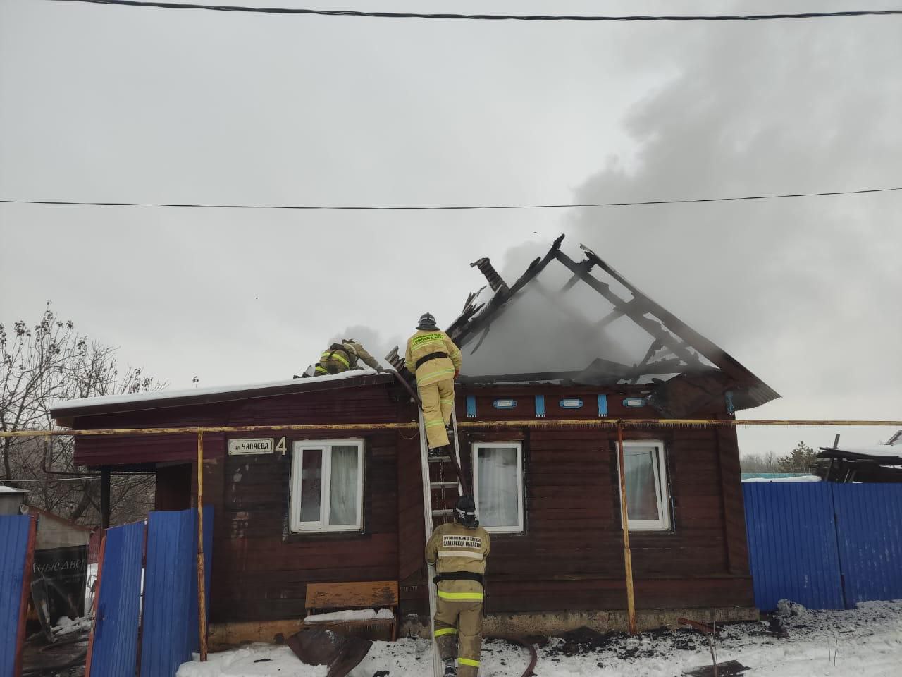  Спасатели в Самарской области вытащили из горящего дома парализованную женщину 