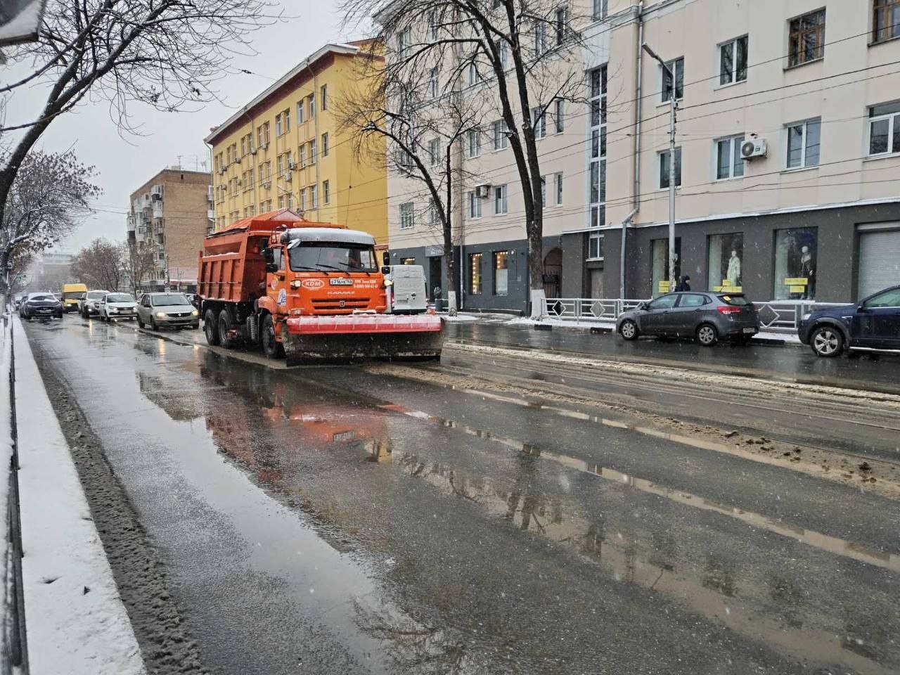  Более 170 спецтехники занято на уборке снега в Самаре 