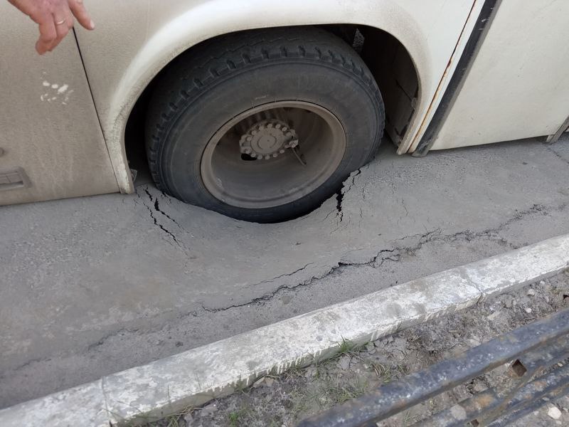  В Самаре 16 июля автобус провалился колесами в яму: ведется проверка 