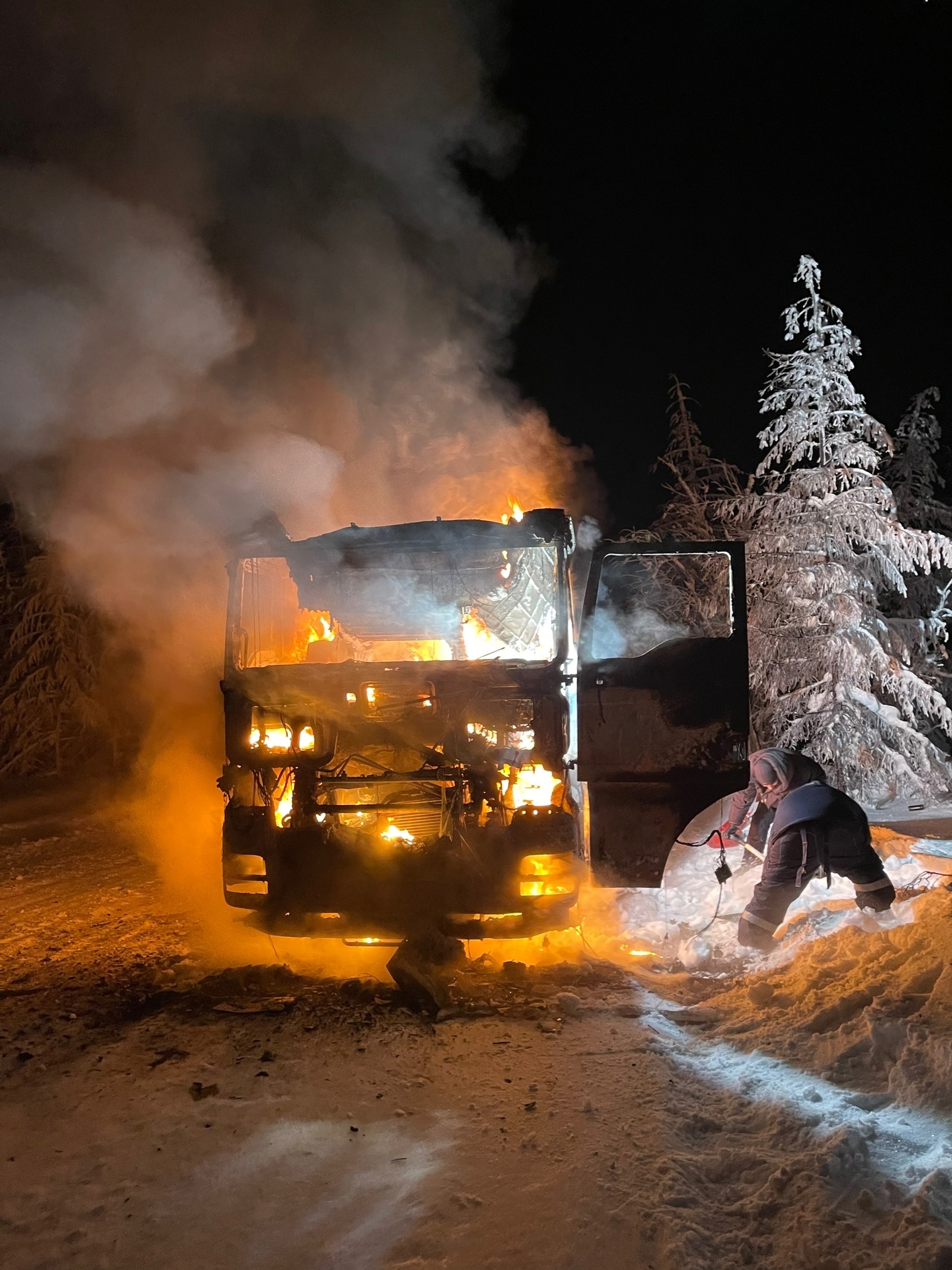  Тревел-блогеры из Самары потушили горящий бензовоз и спасли дальнобойщика в Якутии: «Левый бак уже рванул при нас» 