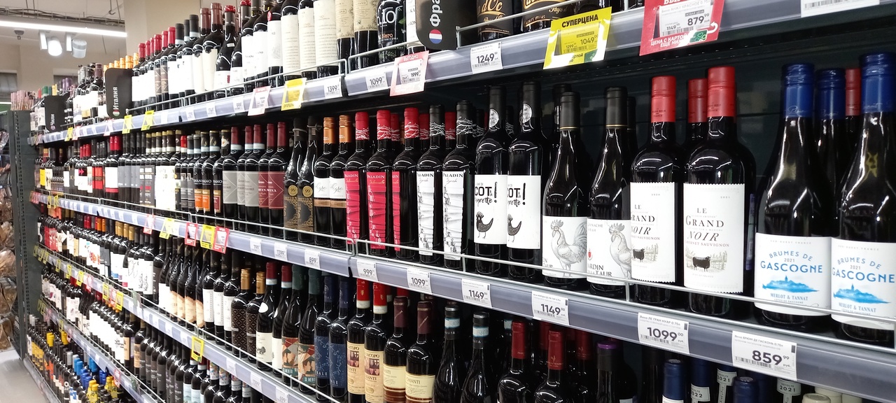  Пьют все — и богатые, и бедные: «Красное & Белое» назвало 5 самых продаваемых вин 