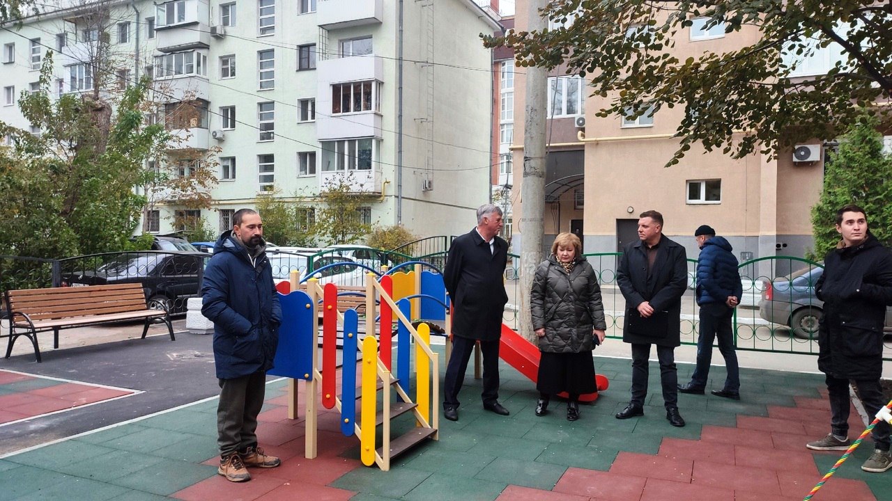  Осеннее преображение: в Ленинском районе сезон благоустройства дворов подходит к завершению 